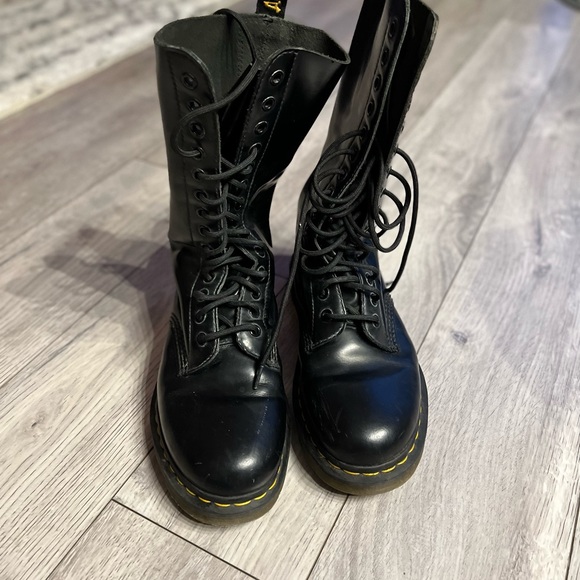 Calf length black leather  Dr.Martens size 7 - Picture 2 of 4